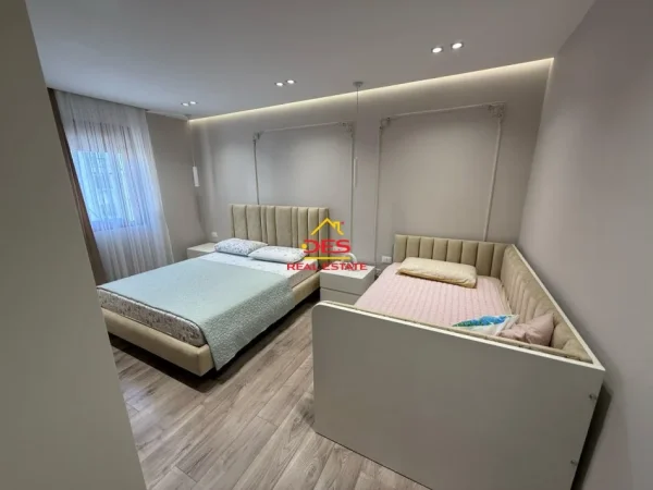 Vlore, jepet me qera apartament 1+1+Ballkon Kati 4, 70 m² 300 € (Rruga Osman Haxhiu)