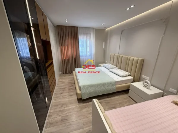 Vlore, jepet me qera apartament 1+1+Ballkon Kati 4, 70 m² 300 € (Rruga Osman Haxhiu)