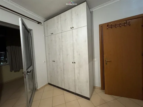 Tirane, jepet me qera apartament 1+1+Ballkon Kati 8, 65 m² 400 € (ASTIR)