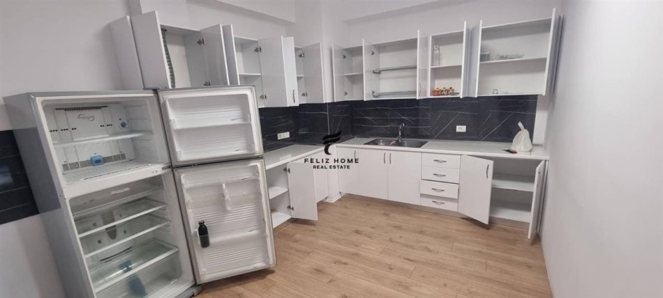 Tirane, jepet me qera apartament 2+1 Kati 4, 110 m² 1.400 € (BLLOK)