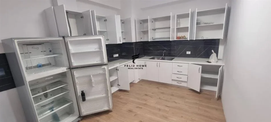 Tirane, jepet me qera zyre Kati 4, 110 m² 1.400 € (BLLOK)