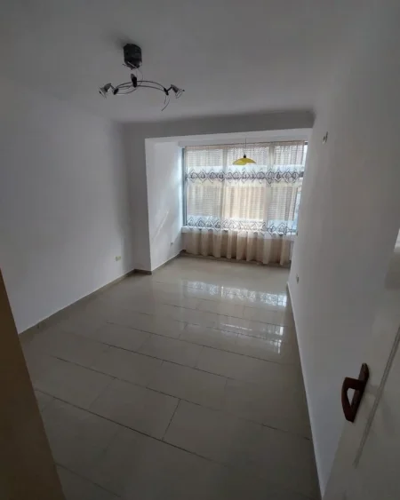 Tirane, shes apartament 2+1+Aneks+Ballkon Kati 1, 75 m² 188.000 € (Rr. E Kavajes te Spitali Gjerman)