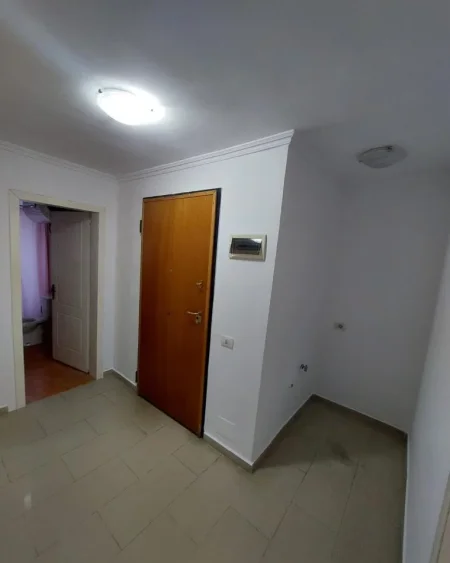 Tirane, shes apartament 2+1+Aneks+Ballkon Kati 1, 75 m² 188.000 € (Rr. E Kavajes te Spitali Gjerman)