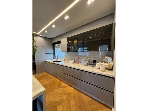 Tirane, jepet me qera apartament 2+1+Ballkon+Post Parkimi,  Kati 5, 1999 € (Liqeni i Thate)