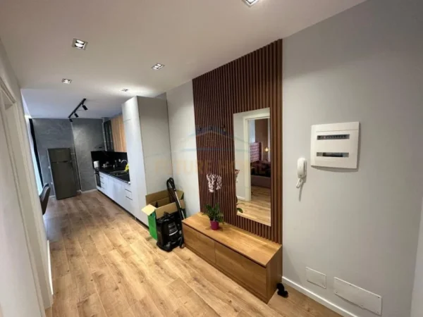 Tirane, shitet apartament 1+1+Verande,  Kati 1, 69 m² 196.000 € (Shkolla e Kuqe)