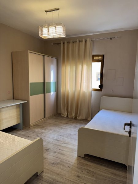 Tirane, jepet me qera apartament 2+1+Ballkon Kati 5, 91 m² 650 € (Komuna Parisit)