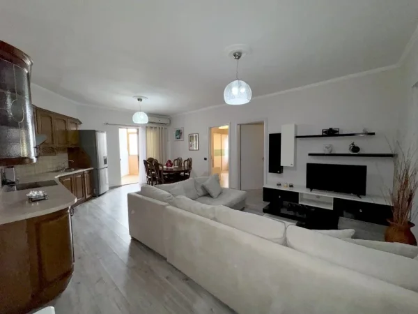 Tirane, jepet me qera apartament 2+1+Ballkon Kati 5, 91 m² 650 € (Komuna Parisit)