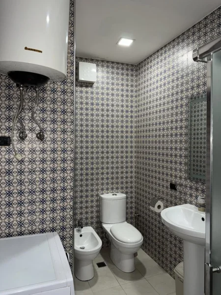 Tirane, jepet me qera apartament 2+1+Ballkon Kati 5, 91 m² 650 € (Komuna Parisit)