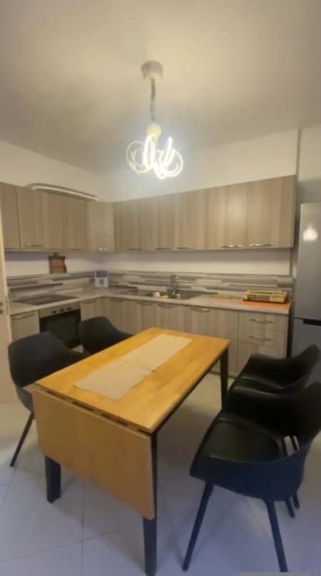 Tirane, jepet me qera apartament 2+1+Ballkon Kati 7, 120 m² 550 € (Teodor Keko)