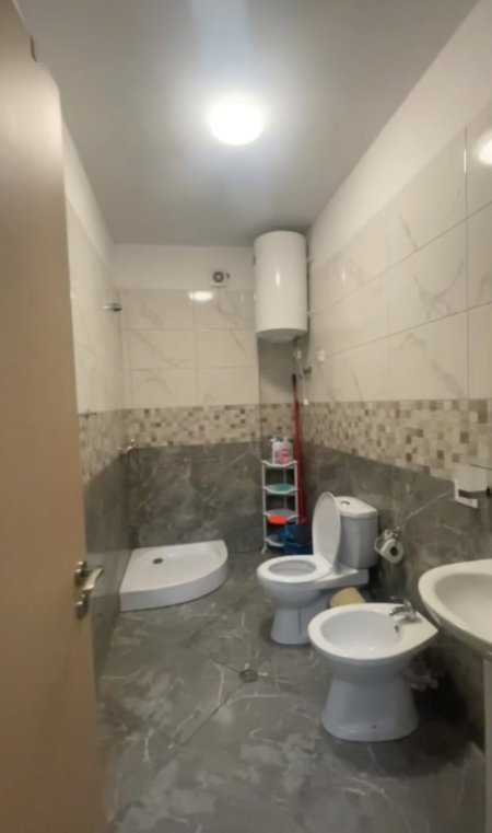 Tirane, jepet me qera apartament 2+1+Ballkon Kati 7, 120 m² 550 € (Teodor Keko)