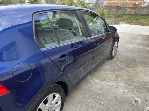 Tirane, shes makine Golf 5 Nafte, blu automatik Kondicioner 210.000 km 3.600 €