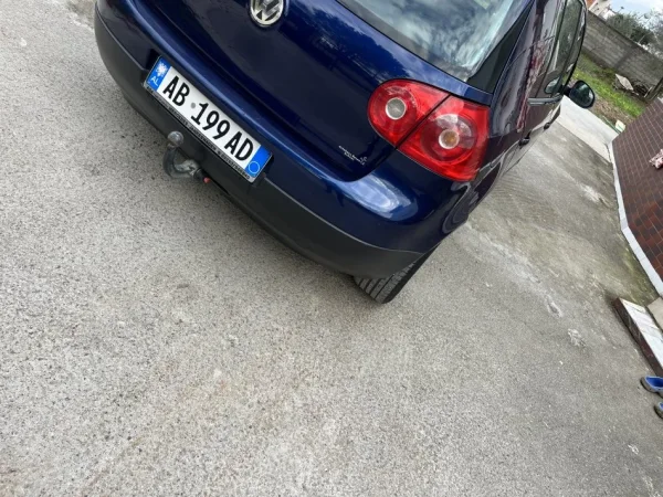 Tirane, shes makine Golf 5 Nafte, blu automatik Kondicioner 210.000 km 3.600 €