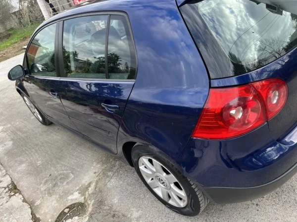 Tirane, shes makine Golf 5 Nafte, blu automatik Kondicioner 210.000 km 3.600 €