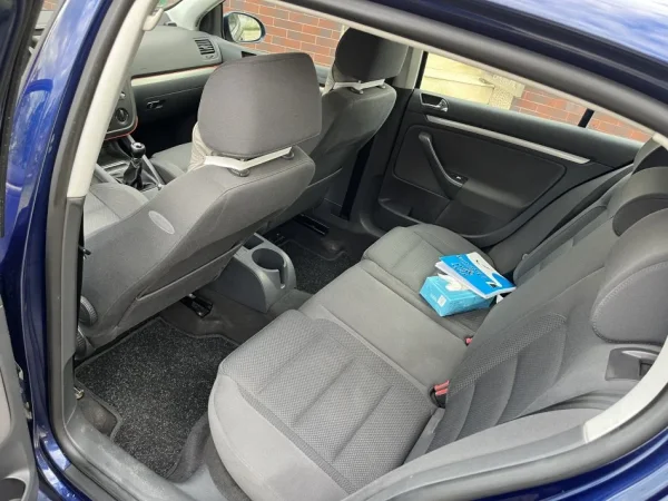 Tirane, shes makine Golf 5 Nafte, blu automatik Kondicioner 210.000 km 3.600 €