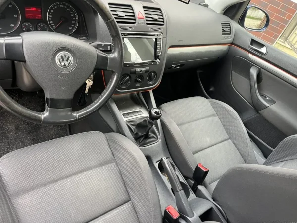 Tirane, shes makine Golf 5 Nafte, blu automatik Kondicioner 210.000 km 3.600 €