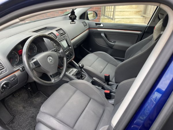 Tirane, shes makine Golf 5 Nafte, blu automatik Kondicioner 210.000 km 3.600 €