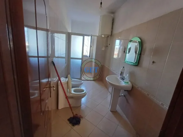 Durres, jepet me qera apartament 2+1 Kati 3, 95 m² 250 € (Blloku Vilave Lagj.18, Durrës)