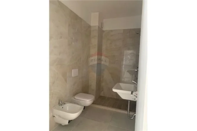 Tirane, jepet me qera Kati 6, 100 m² 650 € (Komuna e Parisit)