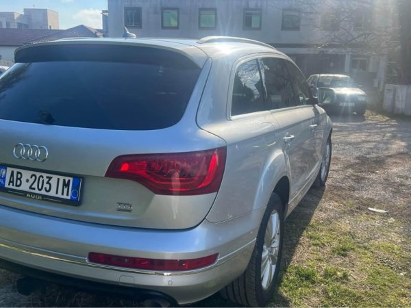 Tirane, shes SUV | Fuoristrad | Xhip Audi Q7 Nafte, gri metalizato automatik Klima 230.000 km 11.000 €