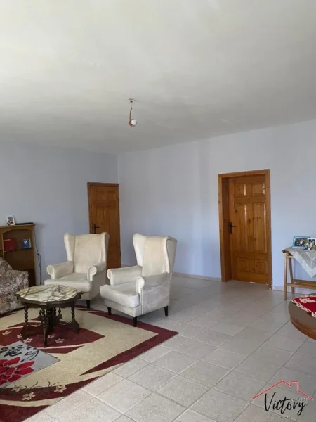 Tirane, jepet me qera 3+1 Kati 2, 150 m² 600 € (komuna parisit)