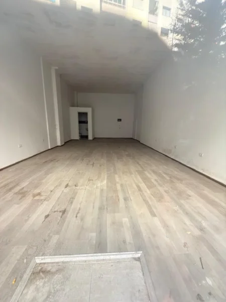 Tirane, jepet me qera ambjent biznesi , 61 m² 450 € (Astir)