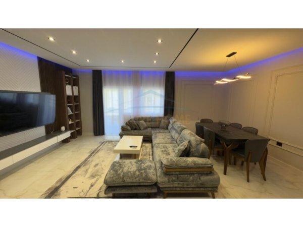 Tirane, jepet me qera apartament 1+1 Kati 2, 80 m² 700 € (Lake Land Farke)