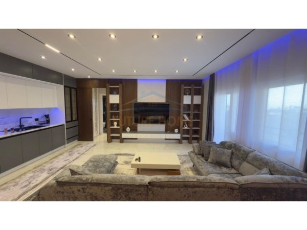 Tirane, jepet me qera apartament 1+1 Kati 2, 80 m² 700 € (Lake Land Farke)