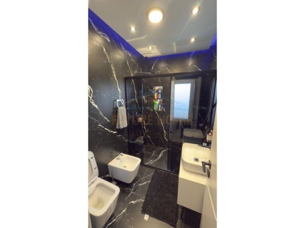 Tirane, jepet me qera apartament 1+1 Kati 2, 80 m² 700 € (Lake Land Farke)