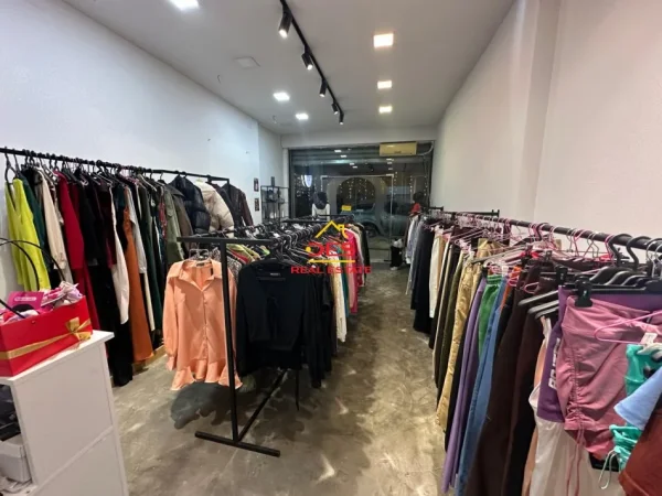 Vlore, shitet dyqan Kati 0, (Bulevardi Ismail Qemali)