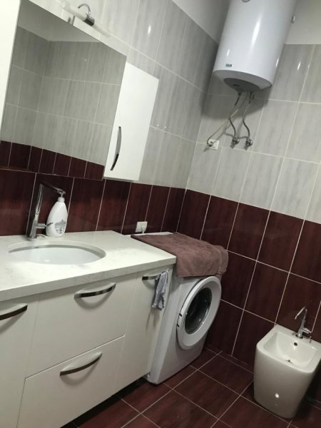 Tirane, jepet me qera 2+1+Ballkon , 136 m² 700 € (tek Liqeni Thate)