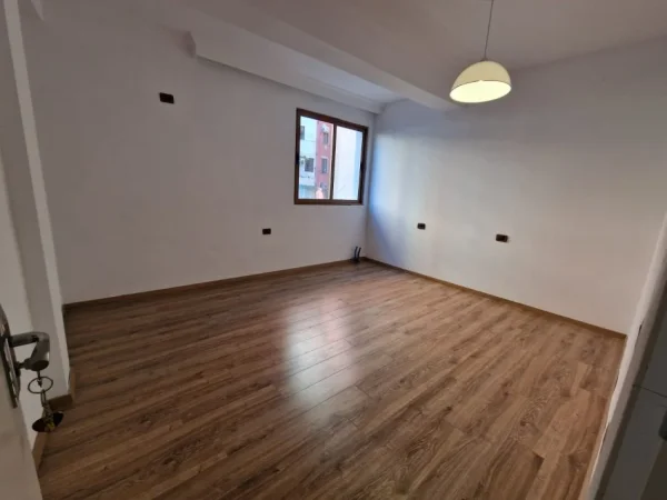 Tirane, shitet apartament 2+1+Ballkon Kati 2, 121 m² 235.000 € (prane Art Turbina)