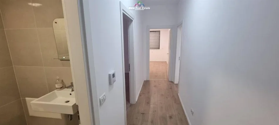 Tirane, jepet me qera zyre Kati 4, 117 m² 1.400 € (Bllok, Rruga Perlat Rexhepi)