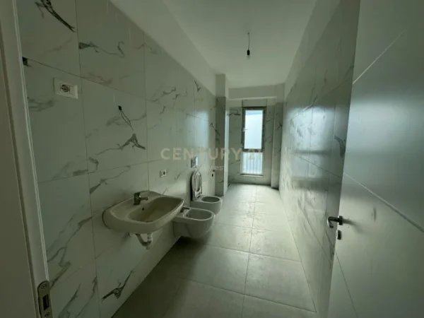 Tirane, shitet apartament 3+1+Aneks+Ballkon Kati 5, 149 m² 250.000 € (rruga ish fusha e aviacionit)