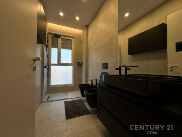 Tirane, jepet me qera apartament 3+1+Aneks+Ballkon Kati 8, 131 m² 1.450 € (Don Bosko)