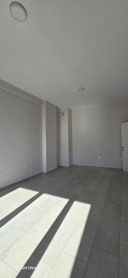 Tirane, jepet me qera zyre Kati 3, 75 m² 450 € (Square 21)