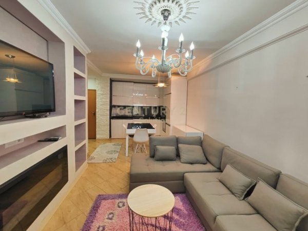 Tirane, jepet me qera apartament 1+1+Aneks+Ballkon Kati 3, 60 m² 570 € (ISH PARKU)