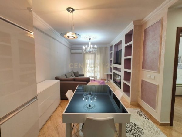 Tirane, jepet me qera apartament 1+1+Aneks+Ballkon Kati 3, 60 m² 570 € (ISH PARKU)