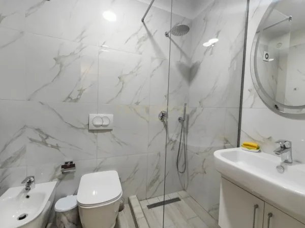 Tirane, jepet me qera apartament 1+1+Aneks+Ballkon Kati 3, 60 m² 570 € (ISH PARKU)