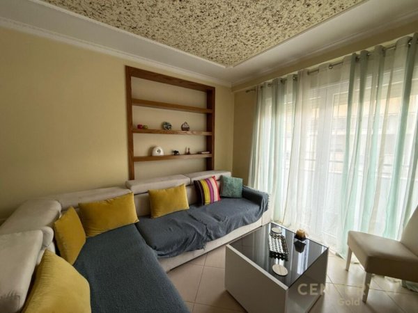 Tirane, jepet me qera apartament 1+1+Aneks+Ballkon Kati 3, 84 m² 600 € (Komuna e Parisit)