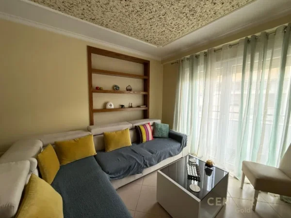 Tirane, jepet me qera apartament 1+1+Aneks+Ballkon Kati 3, 84 m² 600 € (Komuna e Parisit)