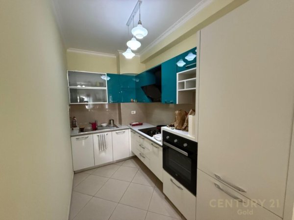 Tirane, jepet me qera apartament 1+1+Aneks+Ballkon Kati 3, 84 m² 600 € (Komuna e Parisit)