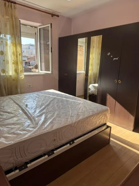 Tirane, jepet me qera apartament 1+1+Aneks+Ballkon Kati 3, 80 m² 350 € (Ali Dem ish tregu elektrik)
