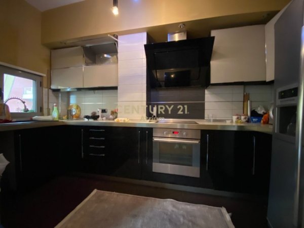 Tirane, jepet me qera apartament 3+1+Aneks+Ballkon Kati 4, 148 m² 850 € (ATSH)
