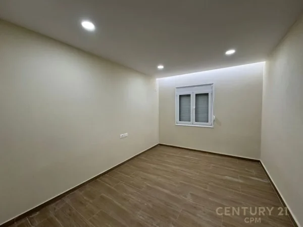 Tirane, jepet me qera apartament 2+1+Aneks+Ballkon Kati 4, 68 m² 550 € (Materniteti i Ri)