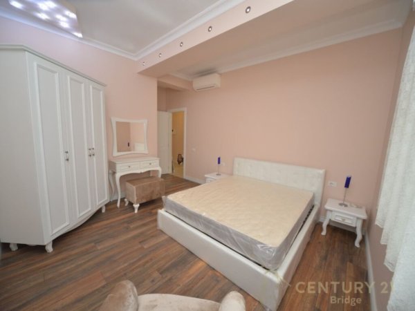 Tirane, jepet me qera apartament 2+1+Aneks+Ballkon Kati 1, 118 m² 950 € (TOUCH OF THE SUN)