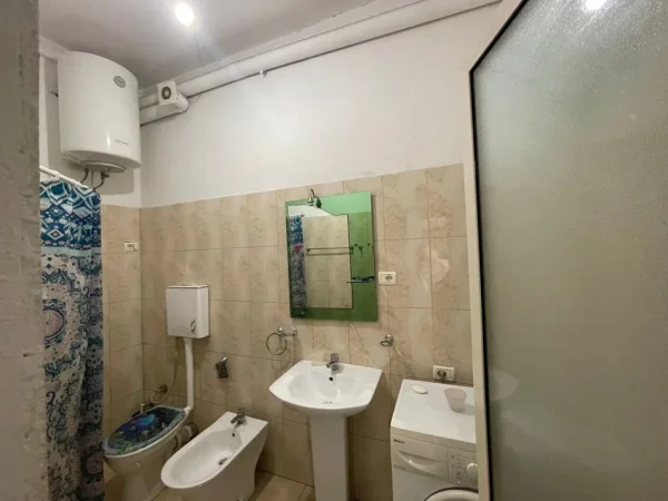 Tirane, jepet me qera apartament 1+1+Aneks+Ballkon Kati 1, 70 m² 500 € (qender)