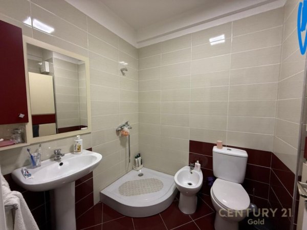 Tirane, jepet me qera apartament 1+1 Kati 3, 69 m² 600 € (komuna e parisit)