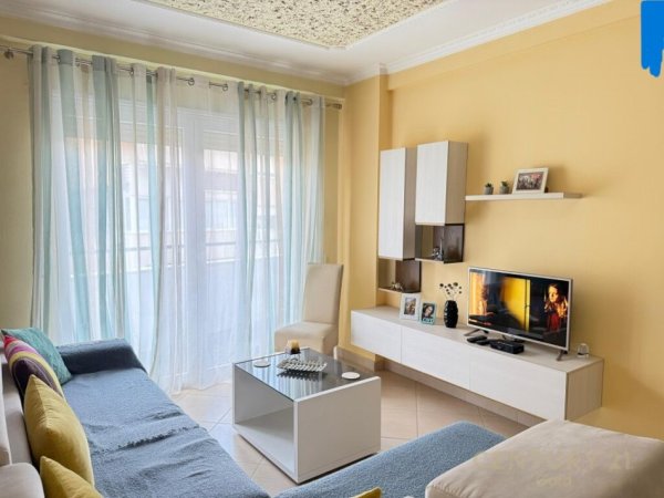 Tirane, jepet me qera apartament 1+1 Kati 3, 69 m² 600 € (komuna e parisit)