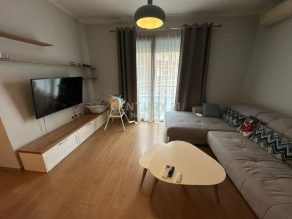 Tirane, jepet me qera apartament 2+1+Aneks+Ballkon Kati 4, 99 m² 800 € (Hilton)