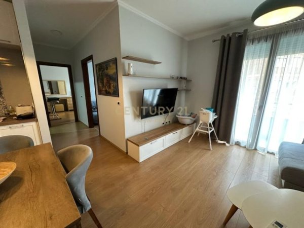 Tirane, jepet me qera apartament 2+1+Aneks+Ballkon Kati 4, 99 m² 800 € (Hilton)